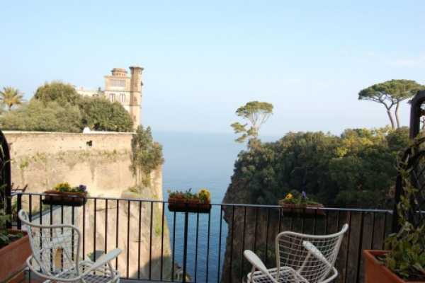 Book now your holiday in Sorrento in Campania in a private holiday home on the sea, a beautiful apartment at 2km. from the center of Sorrento in the p