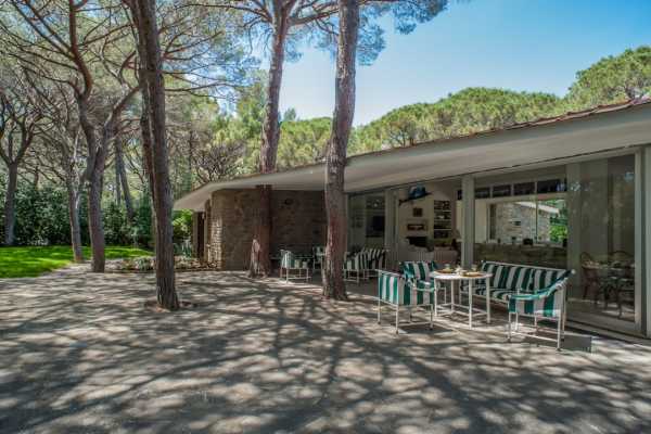 Book now your holiday in Roccamare in Tuscany in this wonderful private villa for rent a few steps from the sea in Roccamare in Grosseto rents