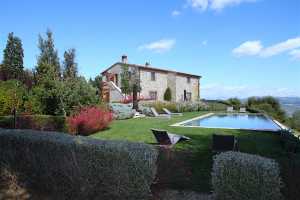 Book now your holiday in Perugia in Umbria private farmhouse with swimming pool, a farmhouse immersed in the green of the nature reserve and enjoying 