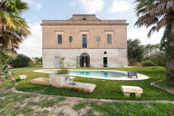 Book now your holiday in Cutrofiano in Puglia private farmhouse with sea view with swimming pool, The building has perfectly preserved its historical 