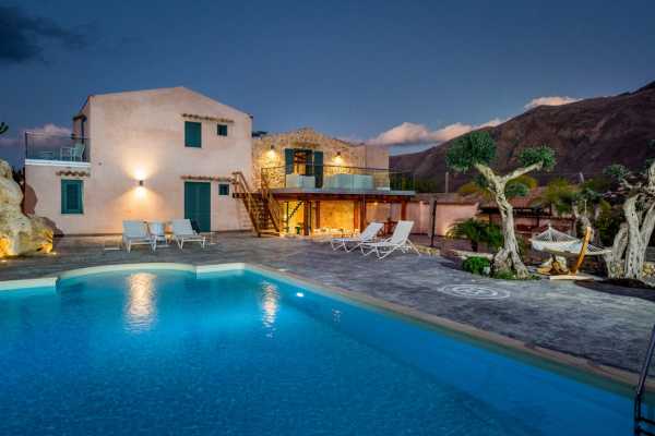 Book now your holiday in Castellammare del Golfo in Sicily in this beautiful private Sicilian villa with swimming pool on the sea Castellammare del Go
