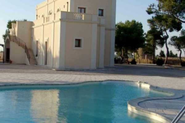 Villa vacations rentals in Nardò with pool near Gallipoli in Apulia 2Km away from white Salento beaches. This holiday villa has 5 bedrooms and 5 baths