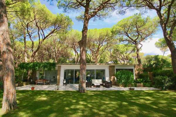 Wonderful private villa in Roccamare in Tuscany, book now your holiday in this villa with 7 beds for rent a few steps from the sea