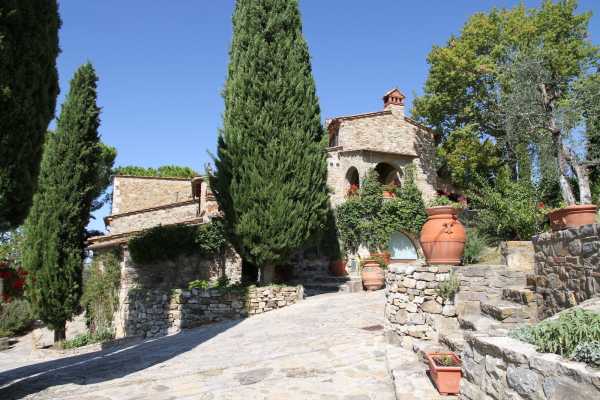 Prenota adesso la tua vacanza in questo casale con piscina in affitto a Castellina in Chianti in provincia di Siena in Toscana